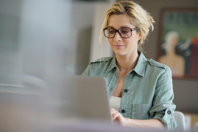 Women working laptop scaled